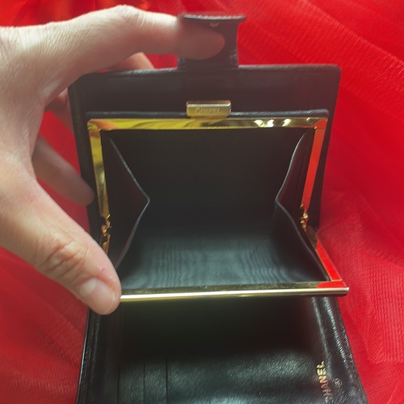 Chanel Classic 24k gold plated hardware black patent  compact kisslock wallet - Picture 4 of 5